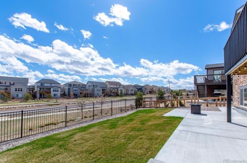 7370 Old Hammer Way, Aurora CO  80016-6115 exterior