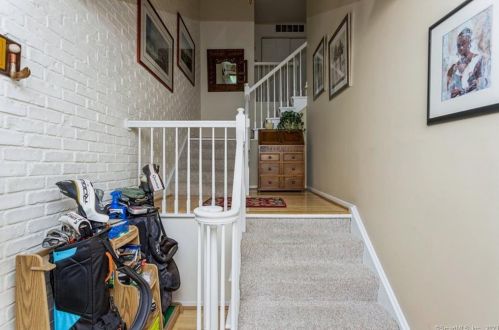 50 Ledgebrook Dr, Norwalk, CT 06854-1063