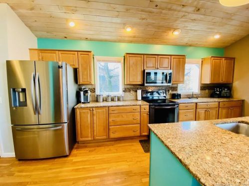 4 Cove View Dr, Quaker Hill CT  06375-1501 exterior