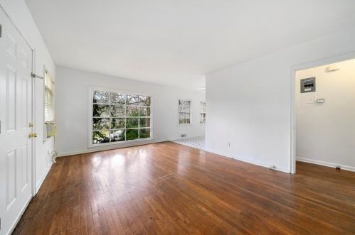 521 Allen Rd, Atlanta GA  30328-4842 exterior