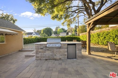 2417 Glenoaks Blvd, Glendale CA  91206-3027 exterior