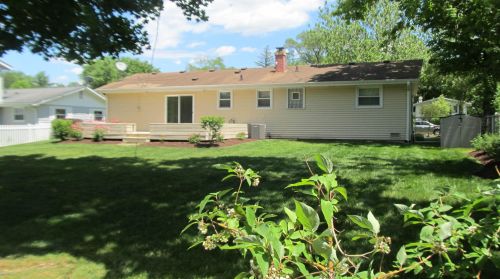 470 Arrowhead Trl, Carol Stream, IL 60188-1577