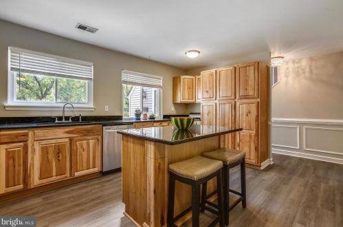 1576 Goldenrain Ct, Herndon VA  20190-4037 exterior