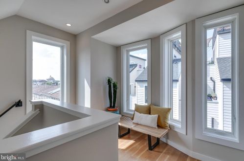 720 4 St, Philadelphia PA 19147-3127 exterior