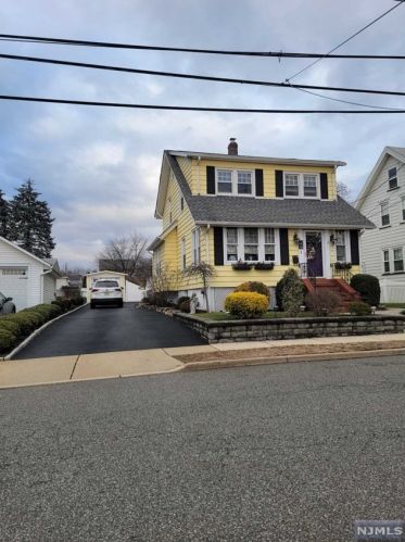14 Catherine St, Rochelle Park, NJ 07662-3302