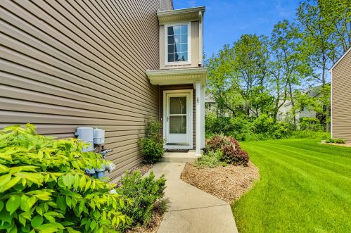 76 Cambridge Ave, Streamwood, IL 60107-2960