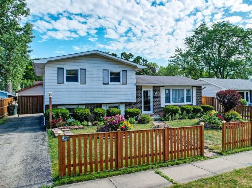 2726 Adelaide Ave, Waukegan, IL 60087-3567