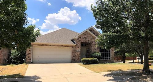 720 Red Elm Ln, Fort Worth, TX 76131-3552