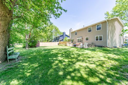 95 Cottonwood Cir, Batavia, IL 60510-2847