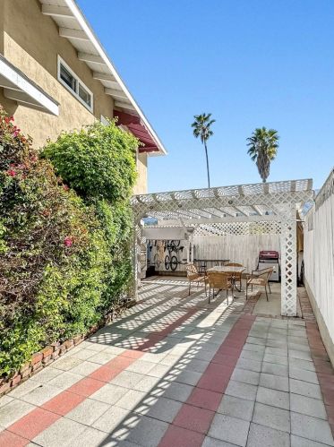 4411 Dunsmore Ave, Glendale CA  91214-2529 exterior