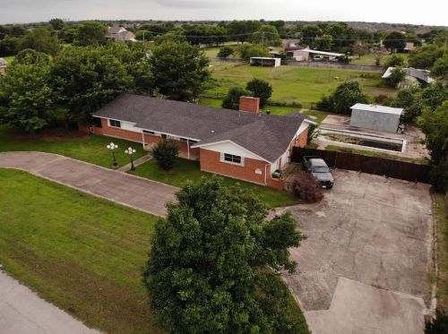 6909 Meadow Creek Rd, Fort Worth, TX 76182-3819