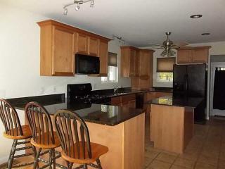 49 Hull St, Warwick, RI 02888-4205