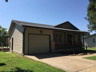 204 11th Ave, Caney, KS 67333-2301