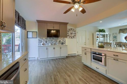 2410 Creek View Dr, Lancaster PA  17602-1450 exterior