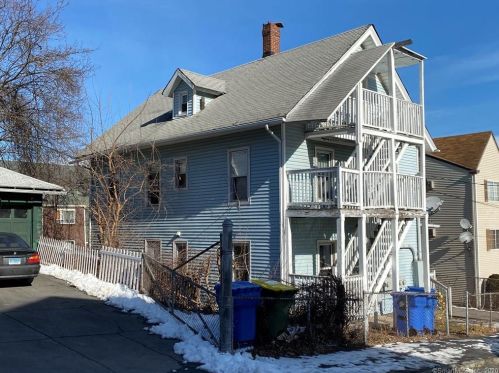13 3rd St, Waterbury, CT 06708-4203