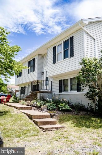 7067 Helm Dr, Remington, VA 22734-9415