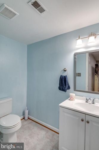 2333 Rosedown Dr, Herndon VA  20191-1631 exterior