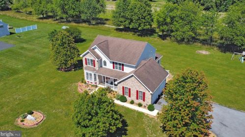 353 Berkshire Dr, Falling Waters, WV 25419-4956