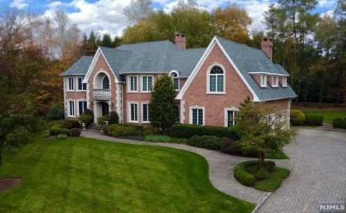 47 Crocker Mansion Dr, Mahwah, NJ 07430-2547