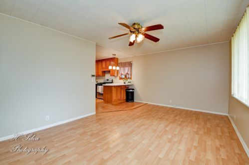 11 Golfview Ln, Carpentersville, IL 60110-2259