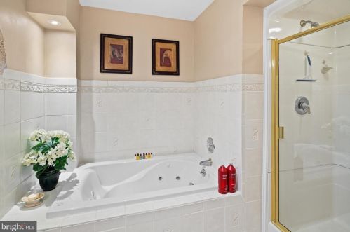 16 Ronit Dr, Trenton NJ 08628-2225 exterior