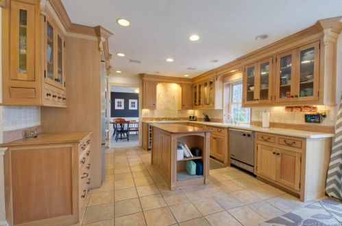 62 Juniper Ln, Kensington, CT 06037-2413