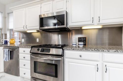 2124 Larkspur Dr, Carrollton TX 75010-4040 exterior