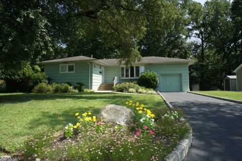 61 Sycamore Rd, Clark, NJ 07066-2632