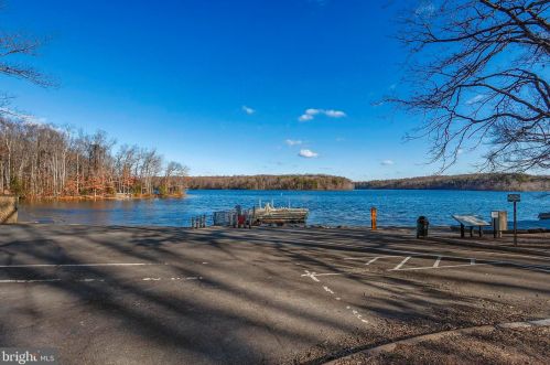 10008 Chestnut Wood Ln, Springfield VA  22015-2701 exterior