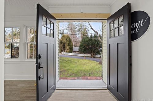 8 Scott Rd, Greenwich CT  06831-2833 exterior