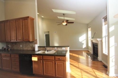 5 Ash Ln, Waterbury, CT 06712-1496