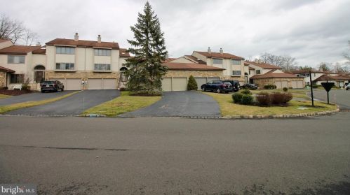 31 Woodmont Dr, Trenton, NJ 08648-2118