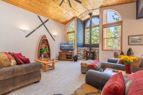 13610 Hillside Dr, Truckee CA  96161-6867 exterior
