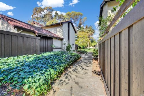211 Fairoaks Dr, Vacaville, CA 95688-5320