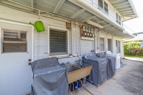 2969 Varsity Cir, Honolulu HI  96826-1745 exterior