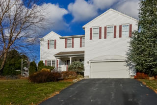 17 Ashbrook Dr, Cranston, RI 02921-2597
