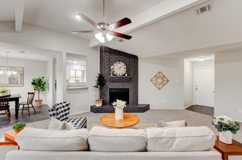 6412 Bramble Dr, Fort Worth TX  76133-4304 exterior