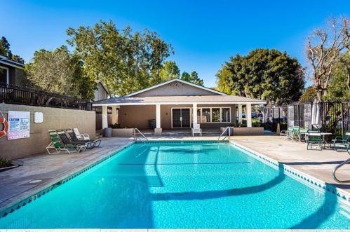 8372 El Arroyo Dr, Huntington Beach CA  92647-7011 exterior