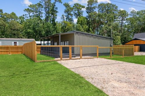 10880 Sleepy Hollow Rd, Conroe TX  77385-1602 exterior