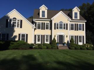 4 Dolloff Farm Dr, Kensington, NH 03833-7510