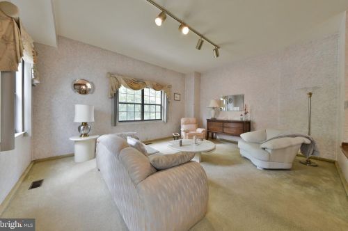 855 Centennial Sq, Philadelphia, PA 19116-2519