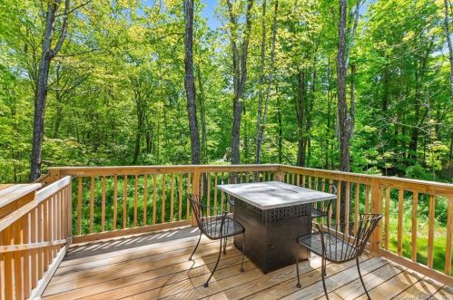 850 Upper Maple St, Killingly CT  06241-2229 exterior