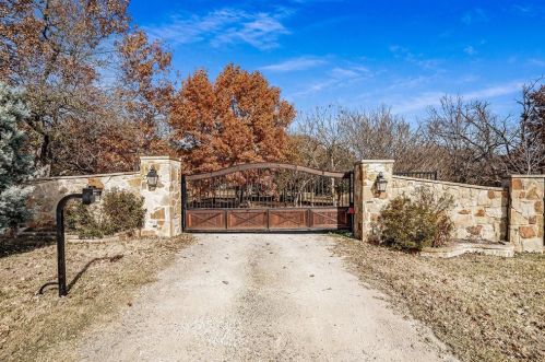 7200 Brady Oaks Dr, Fort Worth TX  76135-9055 exterior