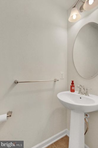 34 Ctr St, Hanover PA 17331-2828 exterior