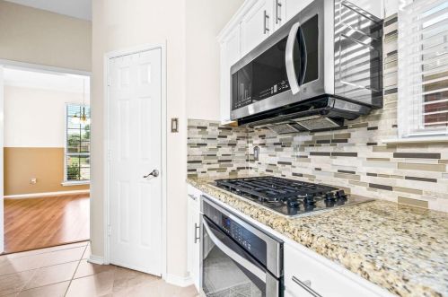 1905 Kerr Ct, Carrollton TX 75010-3208 exterior