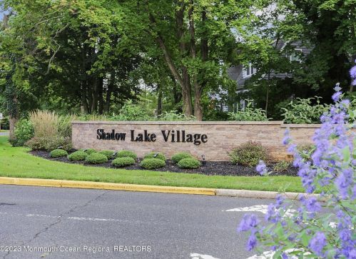 39 Lexington Ct, Tinton Falls NJ 07701-5472 exterior