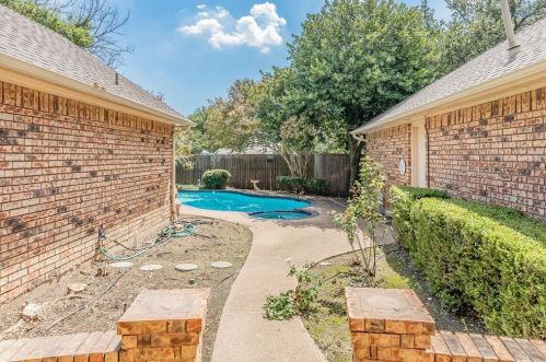 2102 Antibes Dr, Carrollton TX 75006-4327 exterior