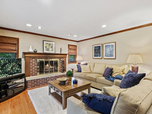 19 Dukes Ln, Half Day, IL 60069-3319