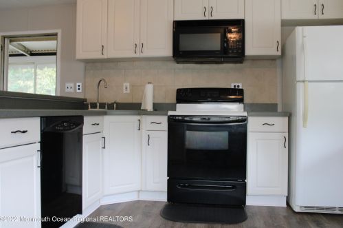 2 Eagle Dr, Lakehurst, NJ 08759-3704