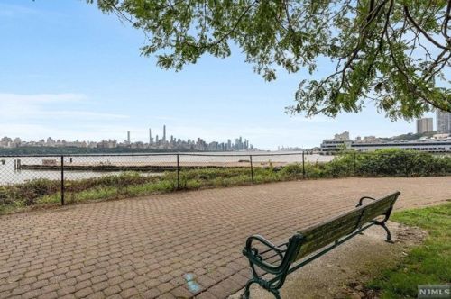 229 The Promenade, Edgewater NJ  07020-2119 exterior